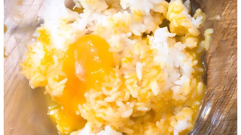 牛柳蛋炒饭,把蛋黄和蛋清分离 蛋黄搅拌在隔夜饭里