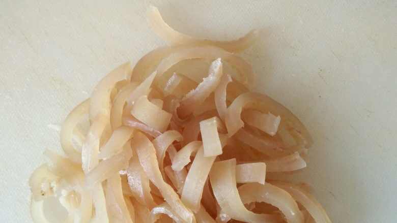 家常酱海带黄豆,把肉皮切成稍粗的丝。