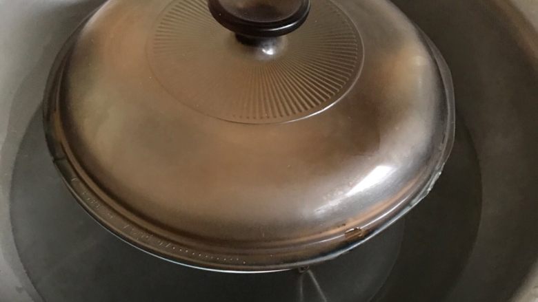 清蒸鱼片,腌制5分钟就可以盖盖放在锅里隔水蒸，水开后蒸10分钟。一定要把盘子盖上盖子，放在锅里再盖锅盖！