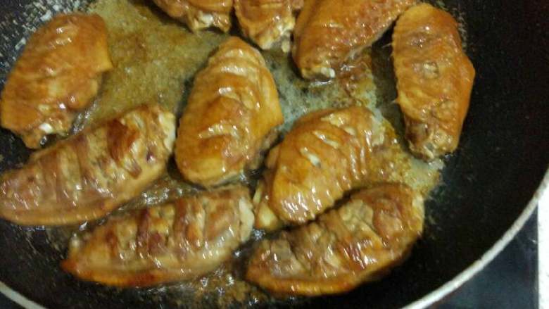 红烧鸡翅中,锅内倒入适量油，（锅一定要烧热，不热容易粘锅）开后放入翅中。煎至金黄色反面