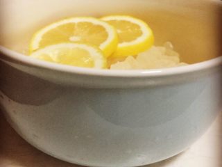 柠檬膏,我专门买的这种陶瓷碗 适合高温煮 最主要的是颜值高 哈哈哈^o^