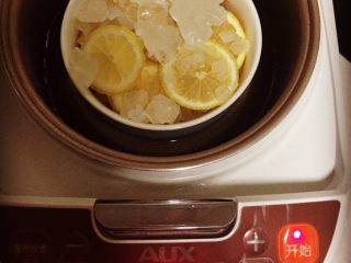 柠檬膏,我用的电饭煲隔水炖的 直接把碗搁在电饭煲里 锅里放点水 这样直接放在电饭煲里 调整时间 十个小时 放电饭煲里你不用一直去看火 我觉得比放在燃气灶上方便一点 