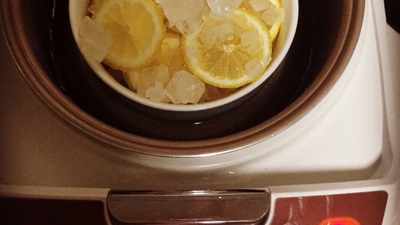 柠檬膏,我用的电饭煲隔水炖的 直接把碗搁在电饭煲里 锅里放点水 这样直接放在电饭煲里 调整时间 十个小时 放电饭煲里你不用一直去看火 我觉得比放在燃气灶上方便一点 