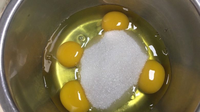 覆盆子榴莲慕斯多样水果杯,全蛋液加入白砂糖打发