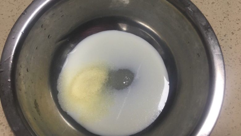榴莲抹茶双色慕斯杯,牛奶加糖和吉利丁粉，隔水融化
