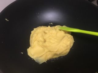 豌豆黄夹心巧克力慕斯,如果稀了就放不粘锅里炒一下，炒到图上的状态就行