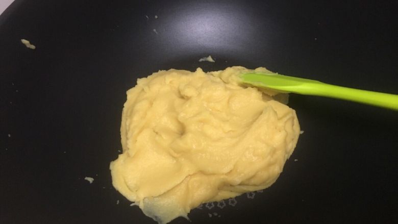 豌豆黄夹心巧克力慕斯,如果稀了就放不粘锅里炒一下，炒到图上的状态就行