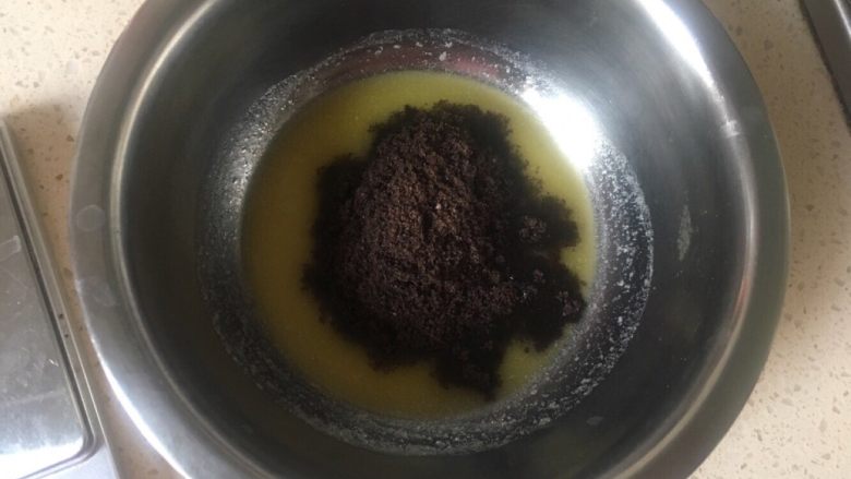 豌豆黄夹心巧克力慕斯,发酵黄油隔水融化后，倒入奥利奥粉，拌匀