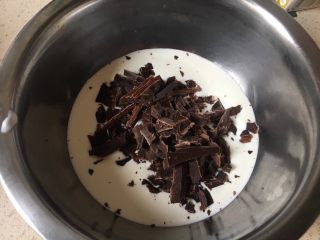 豌豆黄夹心巧克力慕斯,90克淡奶油加入黑巧克力，隔水融化