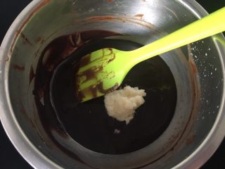 豌豆黄夹心巧克力慕斯,搅拌均匀后把用牛奶泡好的吉利丁倒入黑巧克力糊，搅拌融化