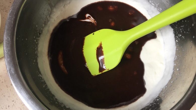 豌豆黄夹心巧克力慕斯,倒入打发好的带奶油里，搅拌均匀，制成慕斯液