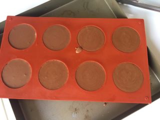 豌豆黄夹心巧克力慕斯,把慕斯糊倒满模具，剩一点慕斯糊不要扔，一会还有用，模具放入冰箱，冷冻一个小时