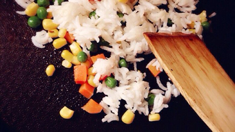荤素炒饭,平底锅倒少许油，米饭和蔬菜粒翻炒盛出来