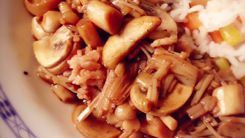 荤素炒饭,最后盛盘，吃的时候，把米饭和菌菇培根搅拌到一起，很下饭