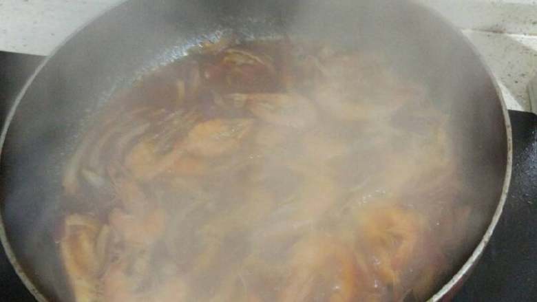 番茄虾,放入虾转闷三分钟左右。转中火收汁即可