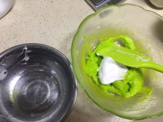 马卡龙,把剩下的蛋白霜都加入杏仁糊，这次手法要略微注意一下了，要比第二次的再轻一些，前两次拌好了，这第三次不怎么费事就很容易拌好的