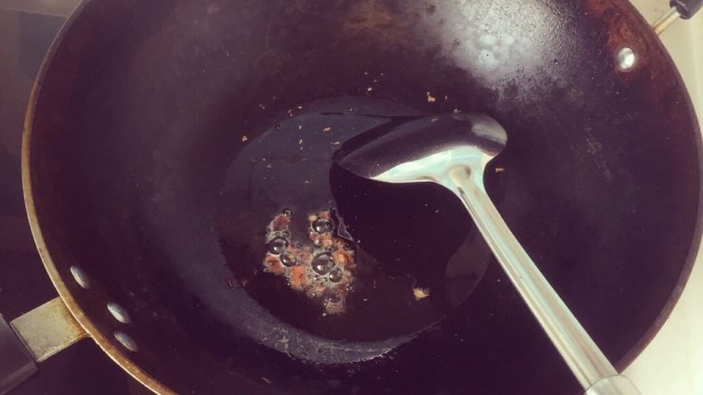 三丁面,热锅放油 然后放入花椒 八角爆香出味