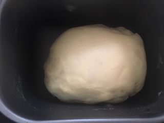 蓝莓夹心网纹面包,和面结束后，盖上面包机盖，发酵两倍大，家里有暖气所以我就这么直接发酵了，如果家里温度低的话，就烤箱发酵吧