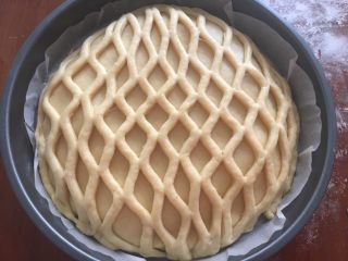 蓝莓夹心网纹面包,放在模具的最上层，周边压紧，放烤箱发酵，里面放上热水保持湿润