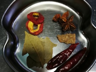 红烧猪蹄,准备大料，山楂两片，八角一到二粒，香叶几片，桂皮一小段，干辣椒几粒。