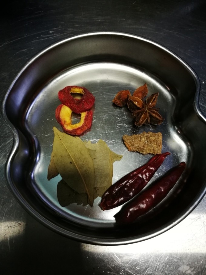 红烧猪蹄,准备大料，山楂两片，八角一到二粒，香叶几片，桂皮一小段，干辣椒几粒。