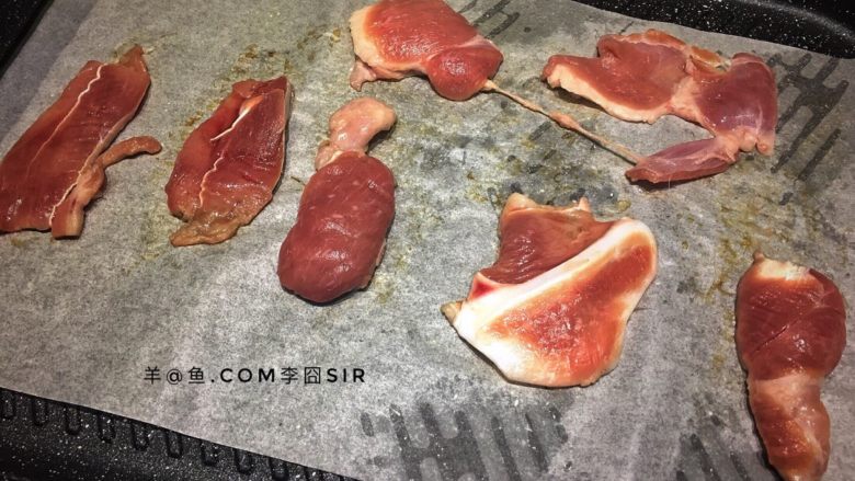 鱼羊鲜,将<a style='color:red;display:inline-block;' href='/shicai/ 10245'>羊腿肉</a>剔骨切成3毫米左右厚的薄片，放置在擦过橄榄油的烤盘上。