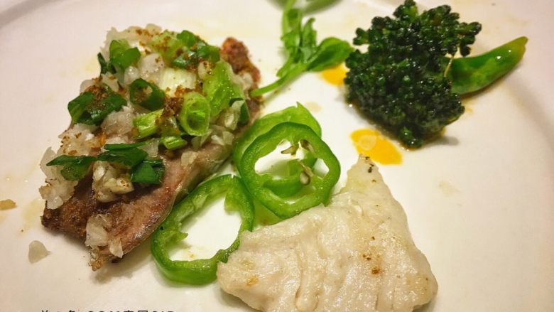 鱼羊鲜,放点煮熟的西蓝花、豆苗装饰，既可以配肉吃，也可以达到美观的效果！