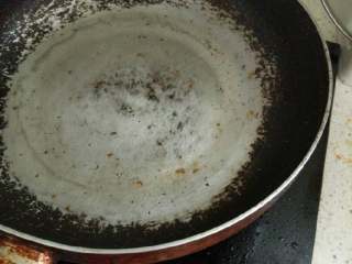 鸡蛋煎馒头片,热锅热油。锅一定要热。油八成熟即可
