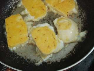 鸡蛋煎馒头片,用筷子把馒头片放入先前弄好的鸡蛋碗中两面都粘上鸡蛋，再放入锅中。（放入的时候中火转小火）放完了或锅子满后再转中火，煎至金黄色反面