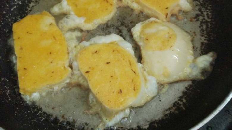 鸡蛋煎馒头片,用筷子把馒头片放入先前弄好的鸡蛋碗中两面都粘上鸡蛋，再放入锅中。（放入的时候中火转小火）放完了或锅子满后再转中火，煎至金黄色反面