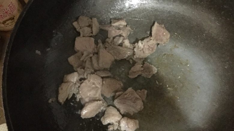 孜然粉炒肉,加入肉片，翻炒。（注意：没有加调料。）