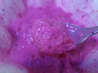 草莓冰激凌,有点融化的状态真是太好吃了。