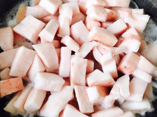山菜麦穗包#烟台特色#,肥肉洗净后切成小块放入锅中、加适量清水用慢火熬开