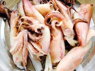 山菜麦穗包#烟台特色#,我今天用的海鲜是笔管蛸、洗净后煮熟