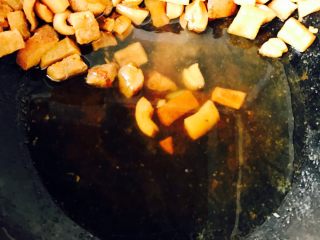 山菜麦穗包#烟台特色#,熬好的猪油、把多余的油捞出以后、把油脂放在锅边上、如图