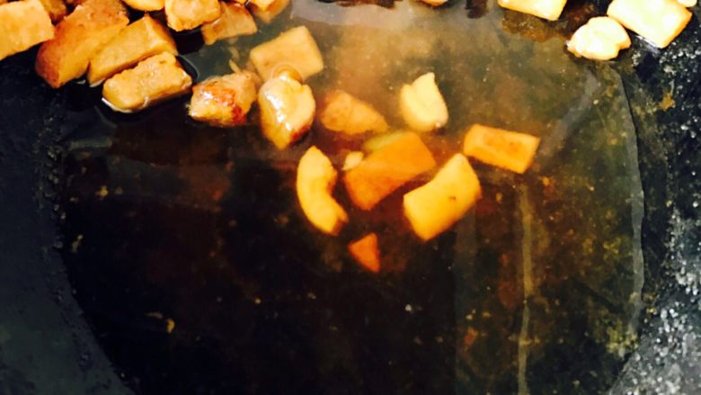 山菜麦穗包#烟台特色#,熬好的猪油、把多余的油捞出以后、把油脂放在锅边上、如图