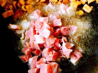山菜麦穗包#烟台特色#,把切好的瘦肉放入锅中煸炒