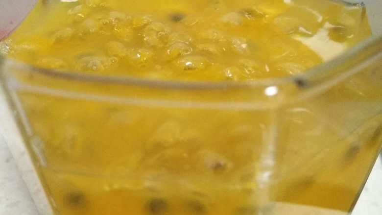 简单美味且排毒养颜的百香果橙汁,百香果直接用勺子挖入杯中。橙子可以用专门的榨汁机榨汁，也可以直接用手把橙汁挤出来。如果直接用手挤橙汁，可以用个晒网过滤果肉。两者混合加些水。