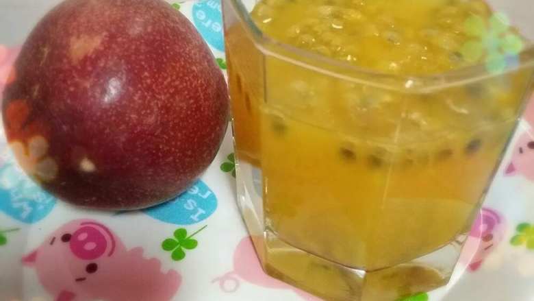 简单美味且排毒养颜的百香果橙汁,这样，一杯酸甜可口的百香果橙汁就完成了。
