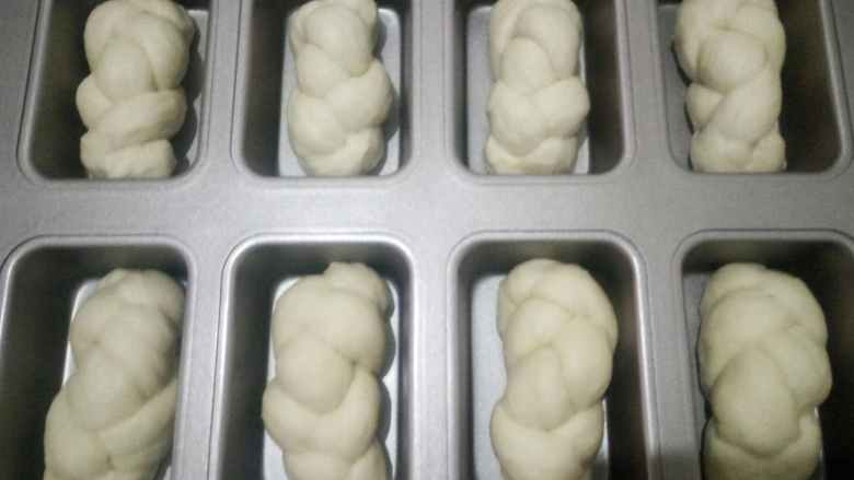 麻花辨面包,编好后放入模具中，进行第二次发酵30分钟。