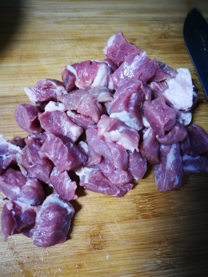 咕咾肉,把肉切小块，不是切丁，要比丁大。