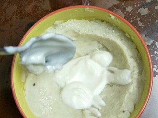红枣酸奶山药糕,在加点酸奶，根据个人口味放多放少。（个人建议不要放太多，怕山药泥等会不好脱模）