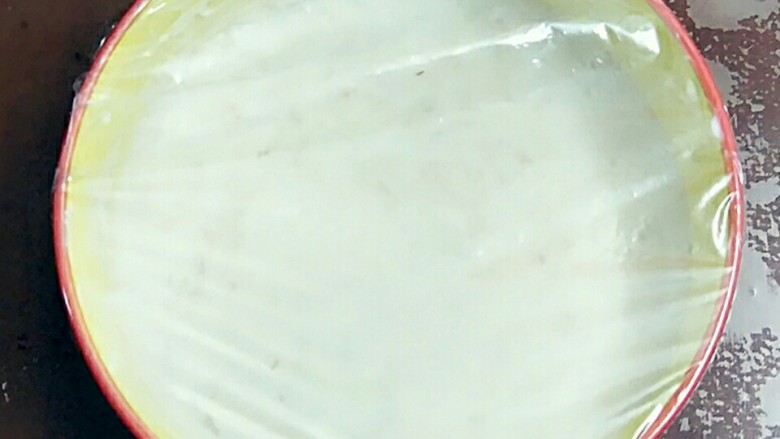 红枣酸奶山药糕,裹上保鲜膜放冰箱里冷藏几分钟，个人觉得等会脱模容易些，酸奶有点多怕粘…也可不放冰箱。