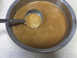 养生枣糕（Q到哭）,把过滤好的红枣水放至手温以下，取1000克红枣水，如果亲煮的过头了，水没有这么多的话可以再加点水熬一下，如果剩的水太多了，就再多熬一会，这个自己控制好，如果熬出来多少算多少，那就按比例增减马蹄粉的用量吧，红枣水和马蹄粉的用量比是4：1，然后在这个基础上略微再加一小勺马蹄粉就行