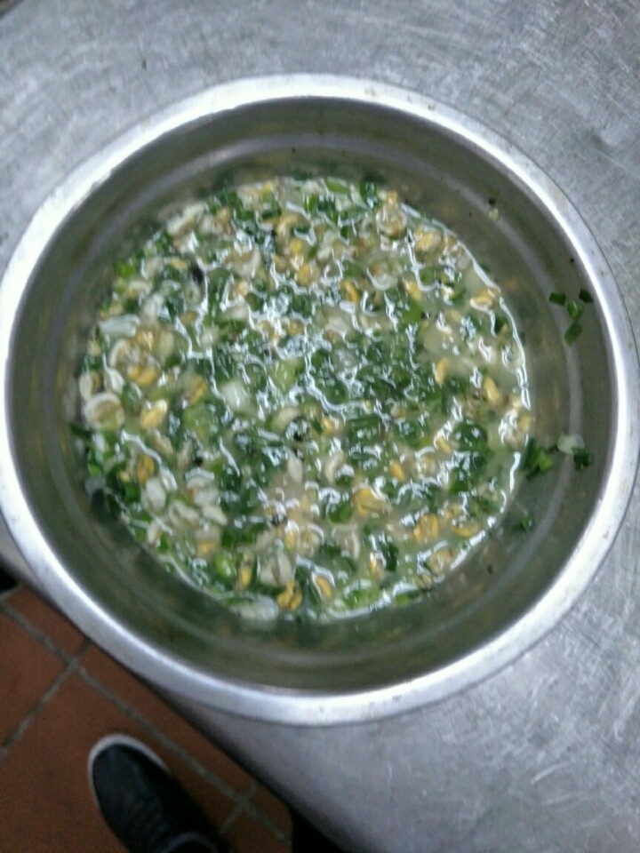 芙蓉薄壳米,薄壳米放入锅里后加入味精、盐、香油后勾薄糊后放入葱花和金不换浇在蛋上即可。