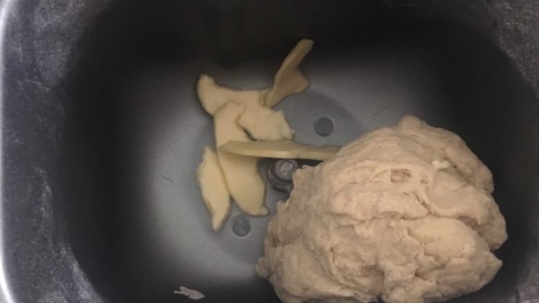 奶黄馅菠萝包,和面12分钟左右，面团光滑了，加入黄油，继续和面到程序结束，盖上面包机的盖发酵至两倍大