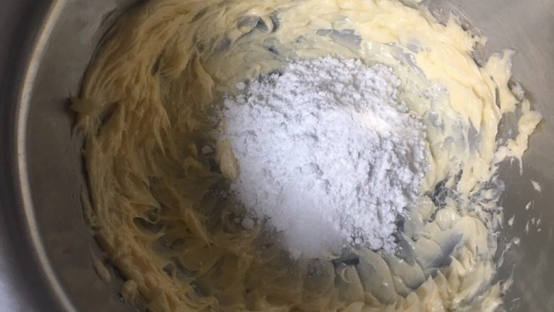 奶黄馅菠萝包,现在来做奶黄馅，黄油略微打发加入糖粉和盐继续打发至羽毛状