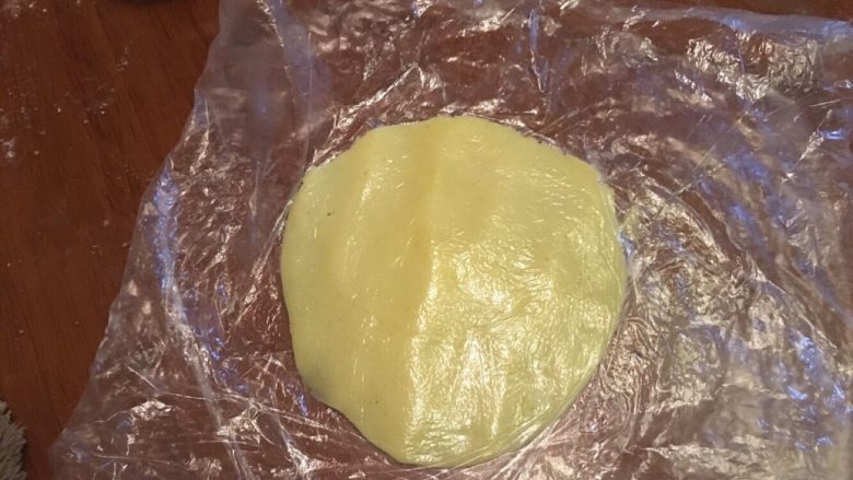 奶黄馅菠萝包,菠萝皮面团放在保鲜袋里压成片，这样不粘手