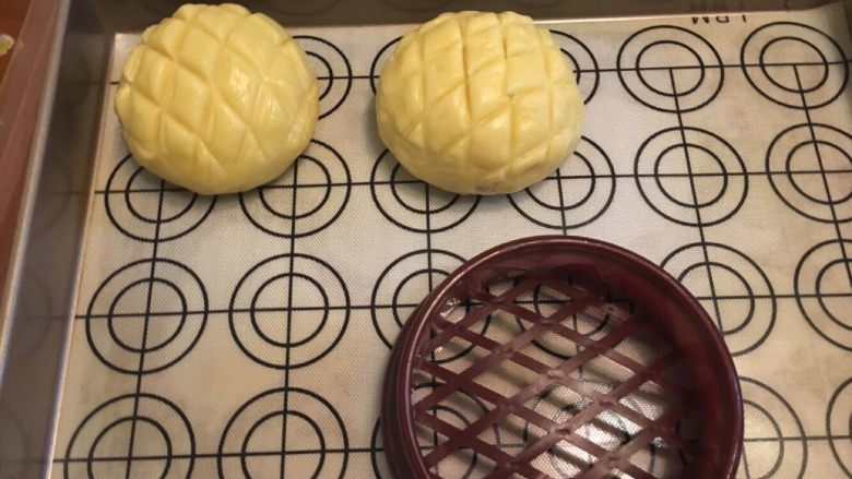 奶黄馅菠萝包,用模具压好印迹放在烤盘里