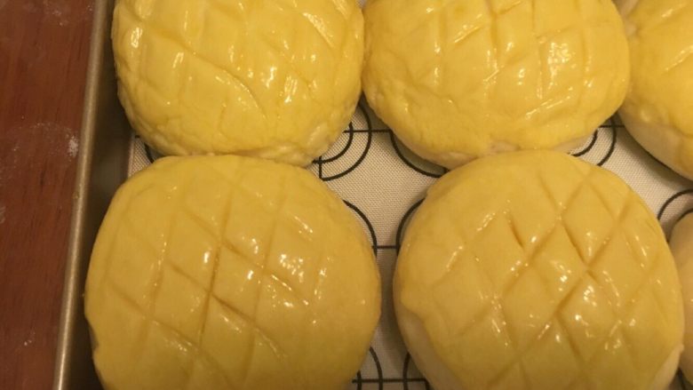 奶黄馅菠萝包,发酵至两倍大，拿出来刷全蛋液
